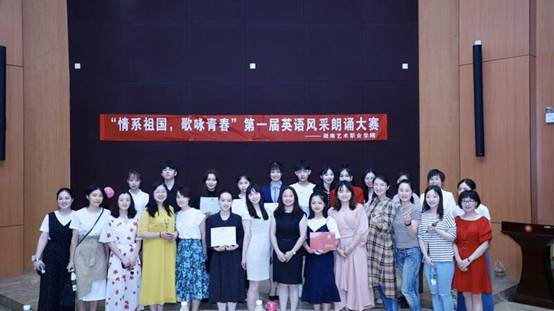 说明: 图片包含 人员, 室内, 墙壁, 建筑物描述已自动生成